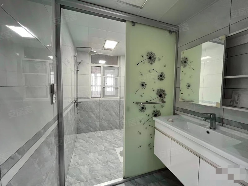 376，捡漏，亏本出，沔阳公馆，精装3房2厅2卫，单价5000，电梯10楼。证件满2年三开间朝南