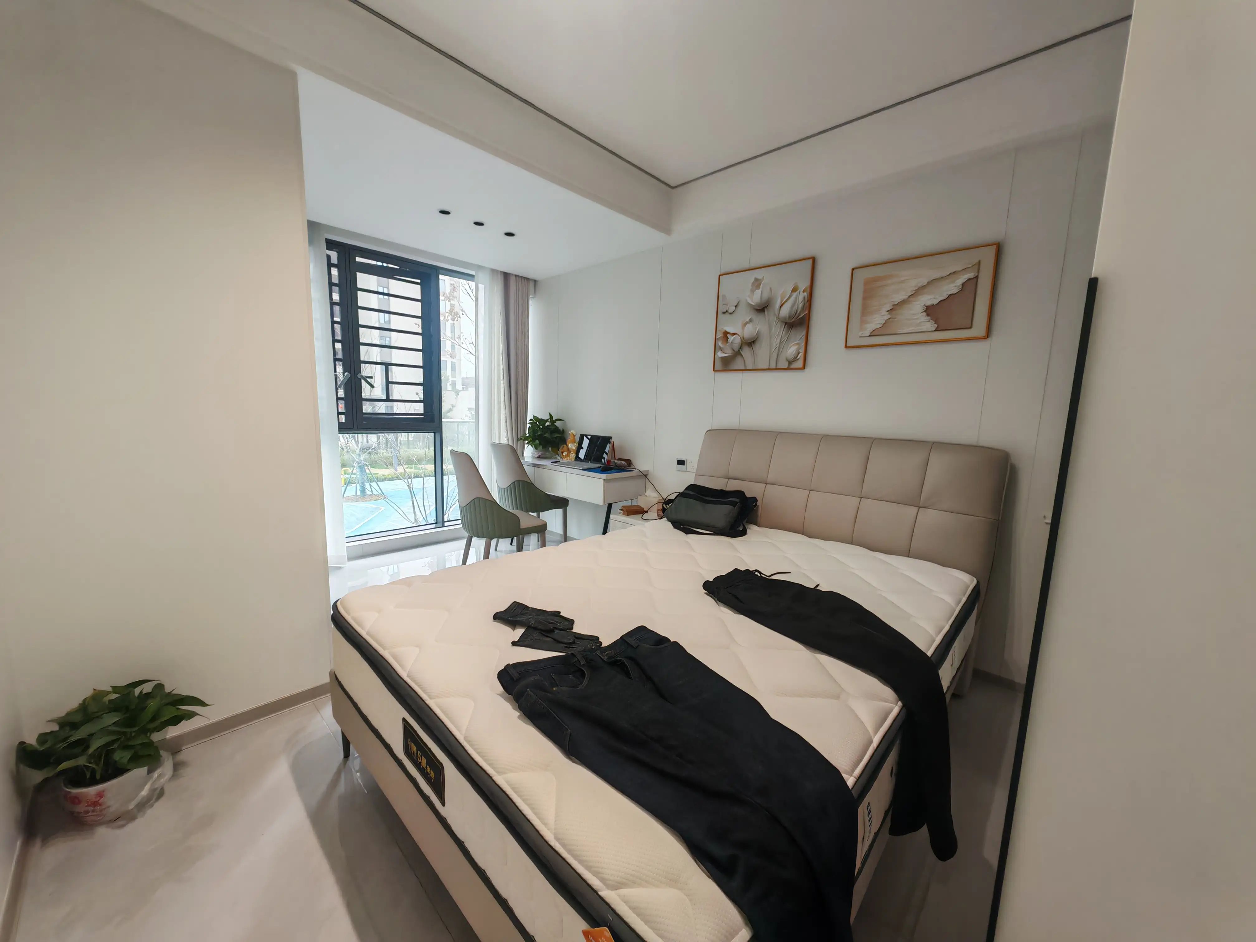 吾悦华府，边户，精装三房两卫，带充电桩的车位。诚心出售