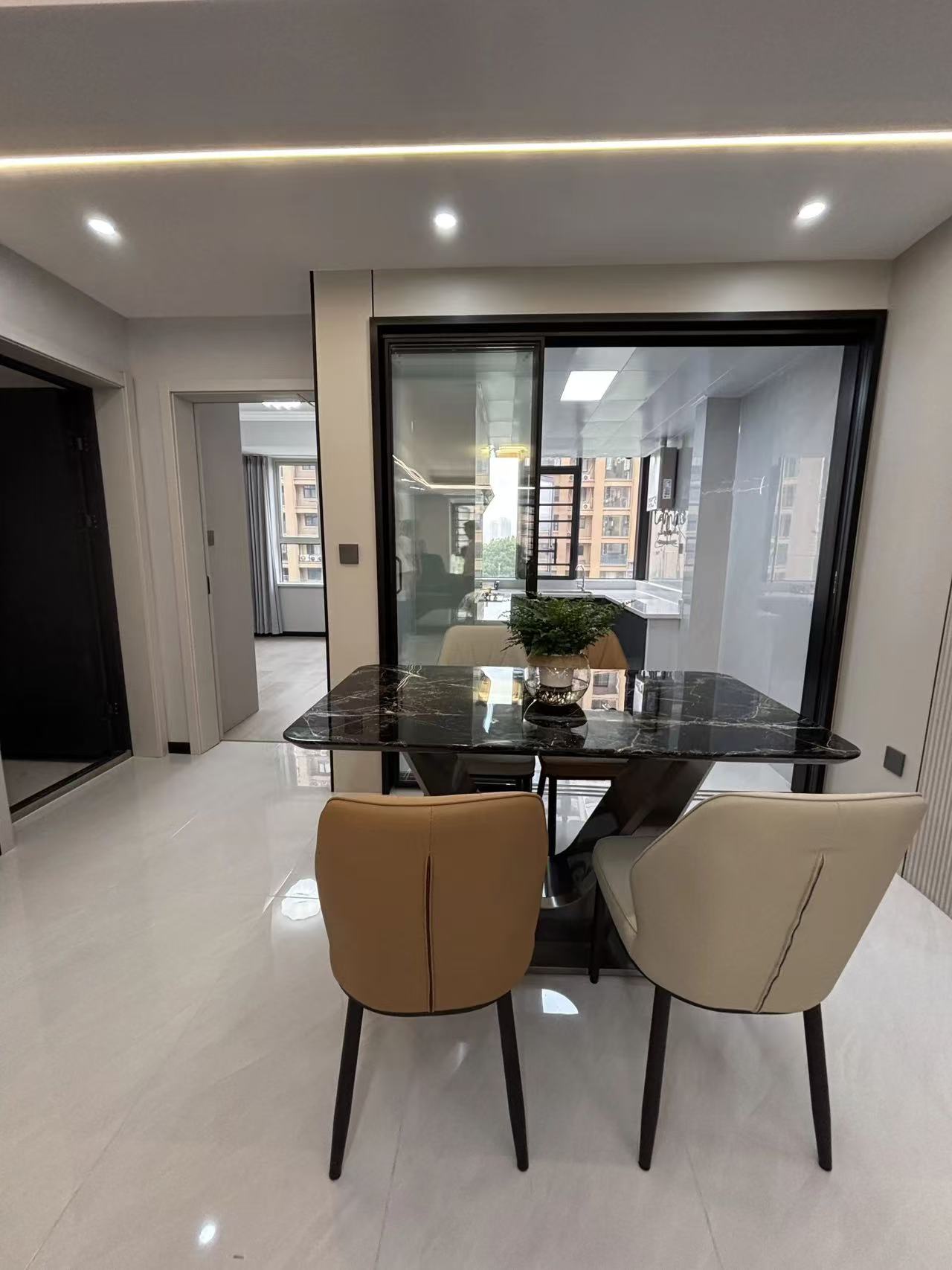 降价了，吾悦广场旁，沔阳天泽园，全新精装三房两卫，边户，证满二，送车位