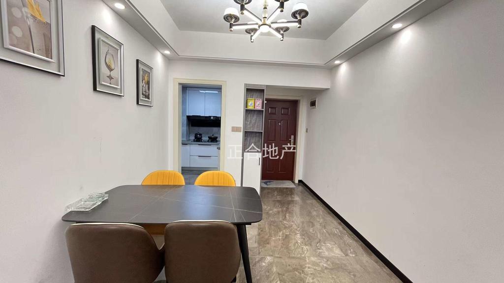 急售，森林国际，湖景房，精装三房两厅，9.9成新，基本未住，证满二，视野好