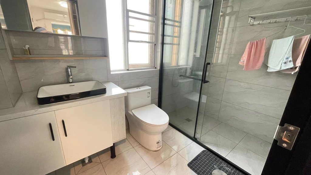 森林国际.全新装修精装三房两卫.证件满二.看房方便