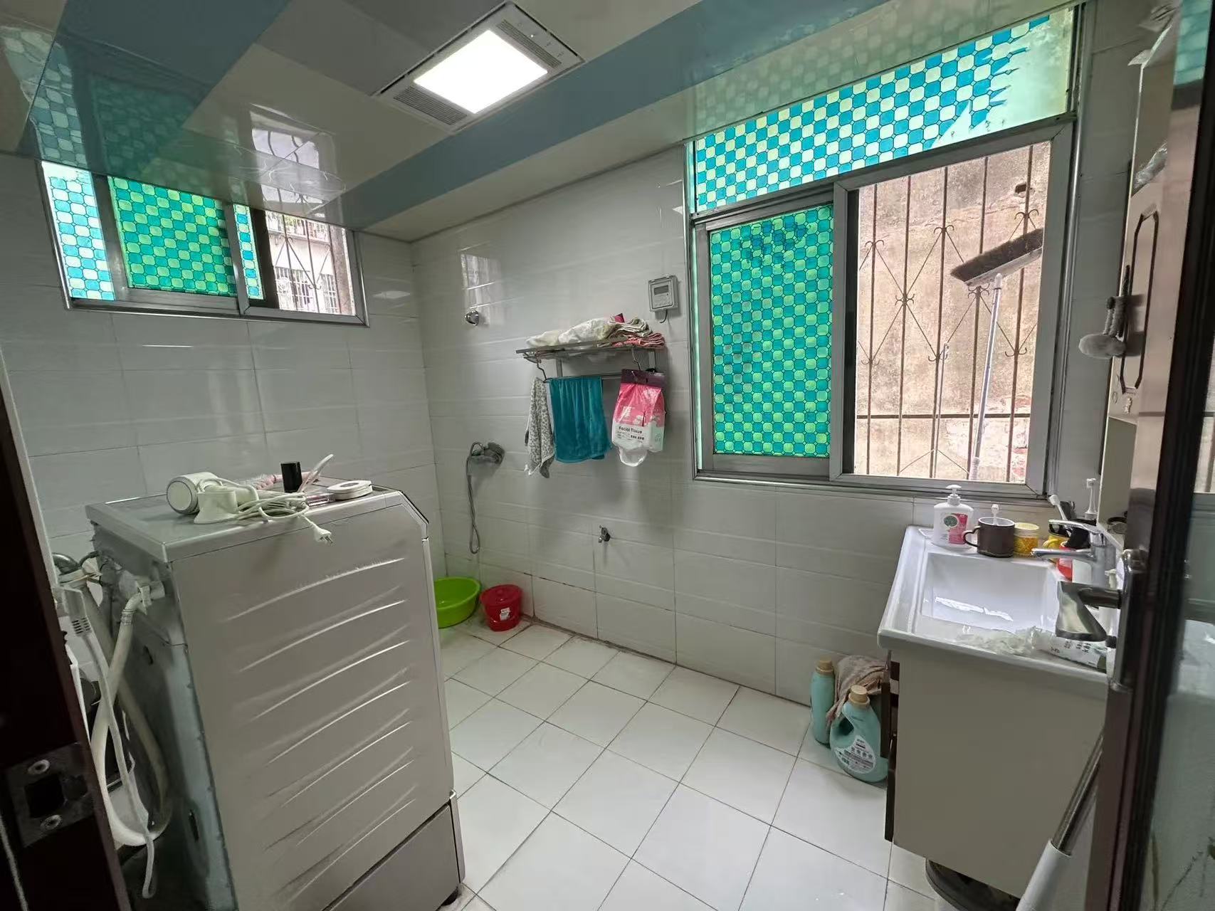 30w以内，步梯3楼，成色很新，精装三房，价格可谈