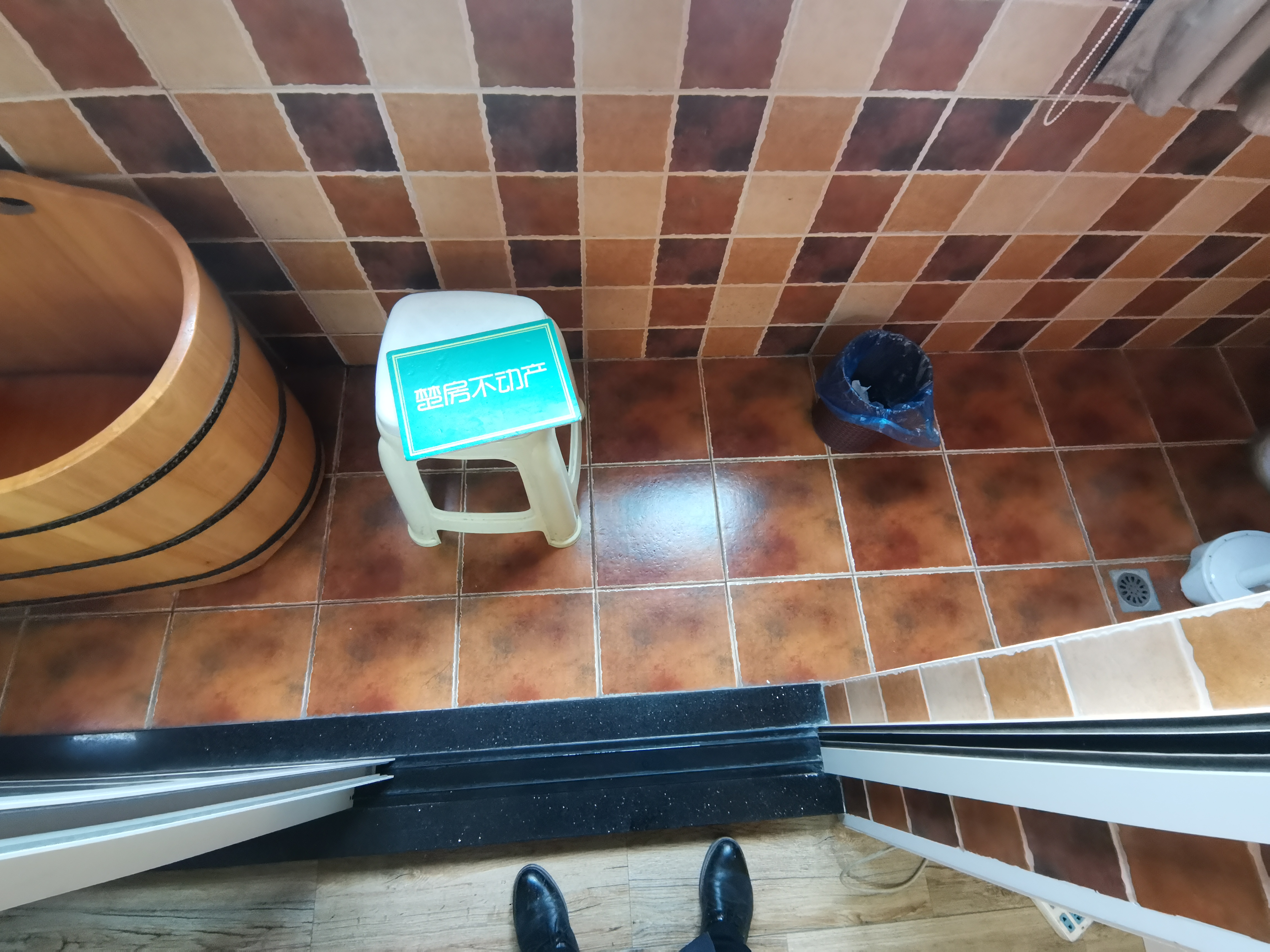 武商附近金帝苑四室两厅两卫，精装修熵住两用，拎包入住！