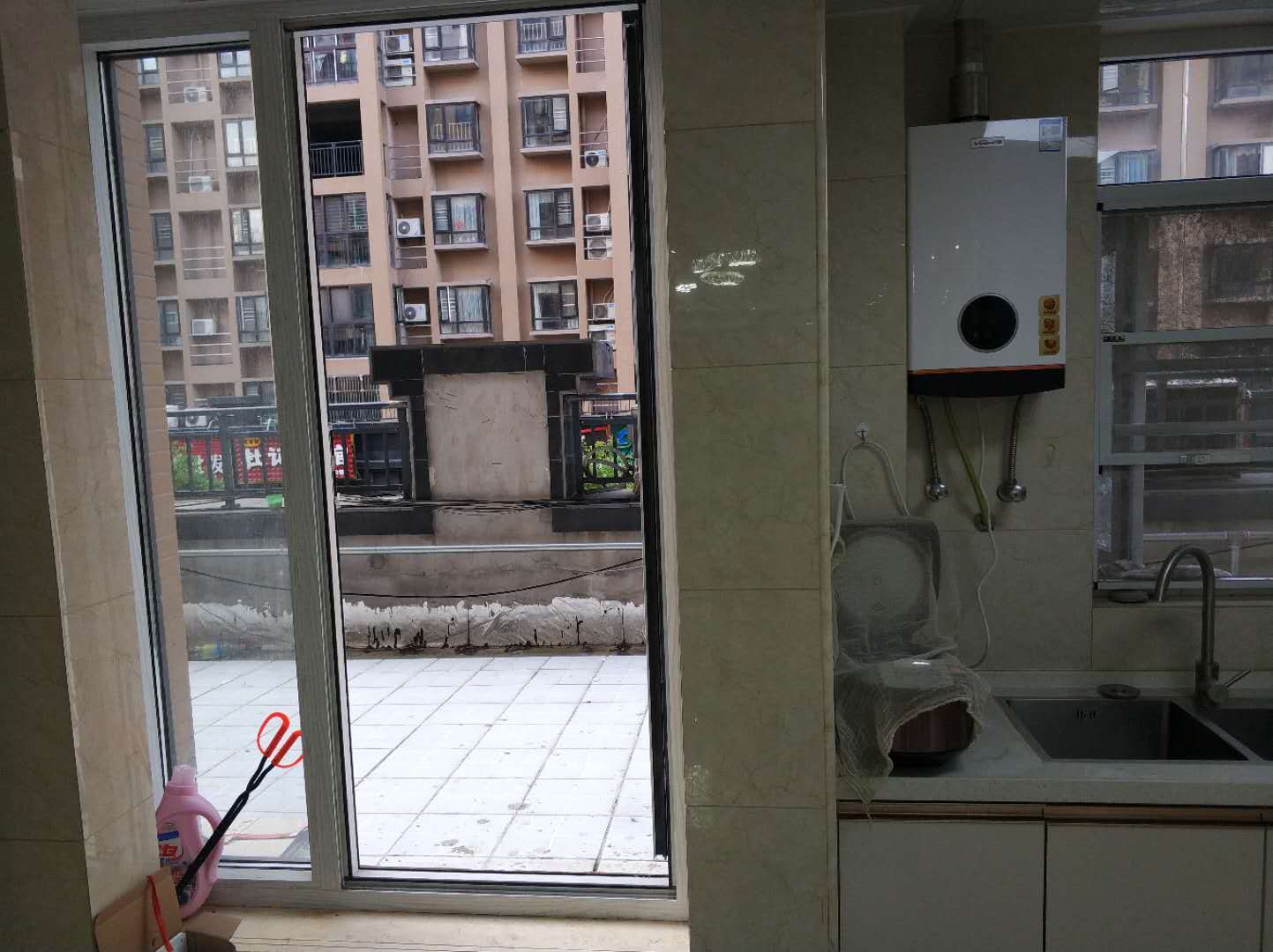 城南，沔阳公馆，带露台，小高层1梯2户，精装三房，全屋品牌家私家电，证满二