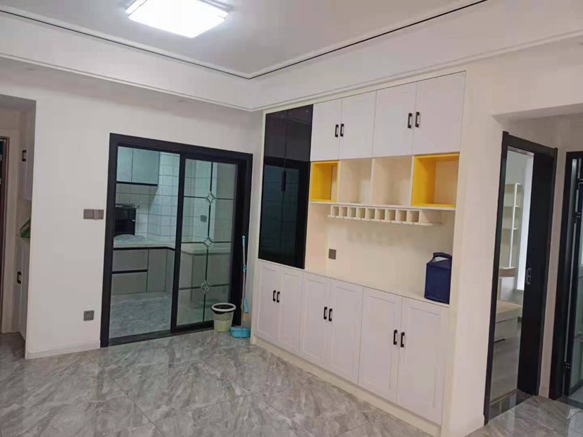 森林国际城湖景精装大两房，电梯好楼层证满二新二中附近