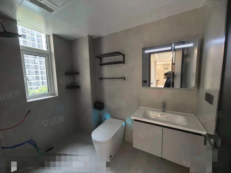 风和日丽，全新精装大4房，拎包入住，证满二，5楼，看中可谈