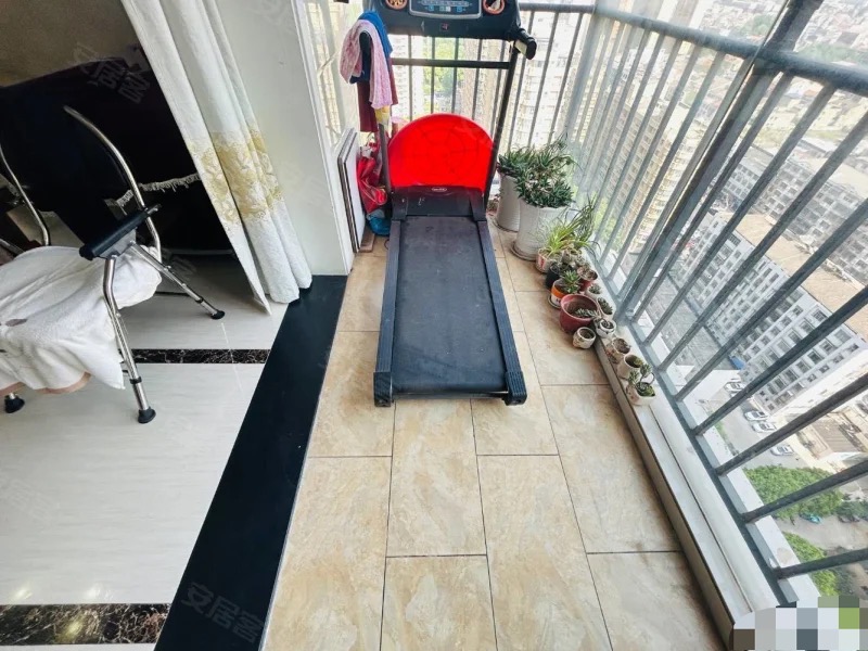 ？急售，四中旁，东城国际，电梯精装大三房，单价3600，楼层好