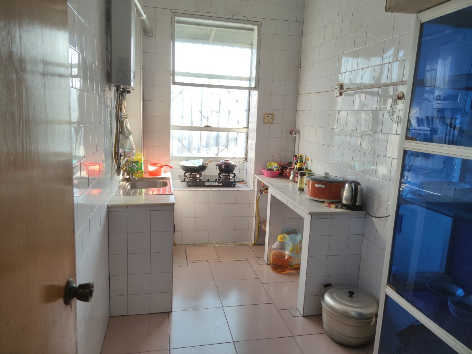 粮局宿舍楼，江汉家具城，老房权证，可拓展至四房，楼梯缓