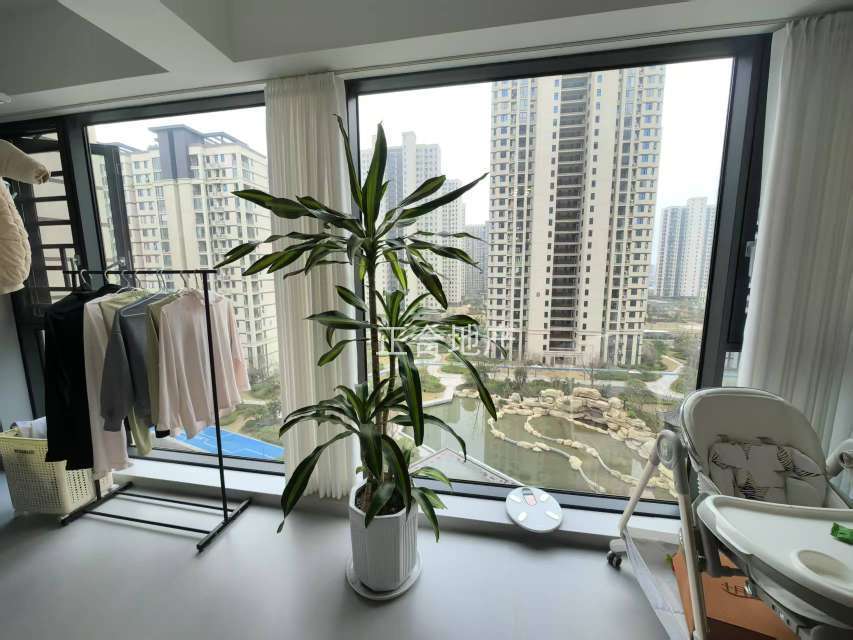 降价了，锦绣江山望府，东边户，中间楼层，9.9成新，精装三房，全屋中央空调+地暖，带地下车位，满二过户