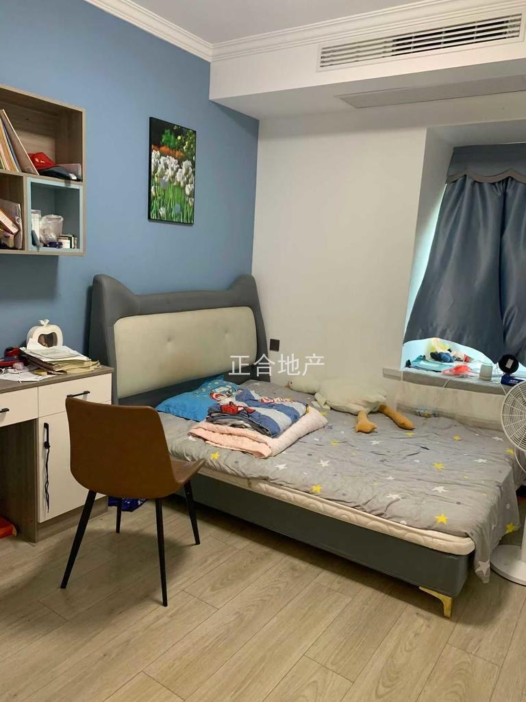 房东亏本急卖，沔街边上，御湖世家，精装三房，​电梯10楼，精装5400，9成新