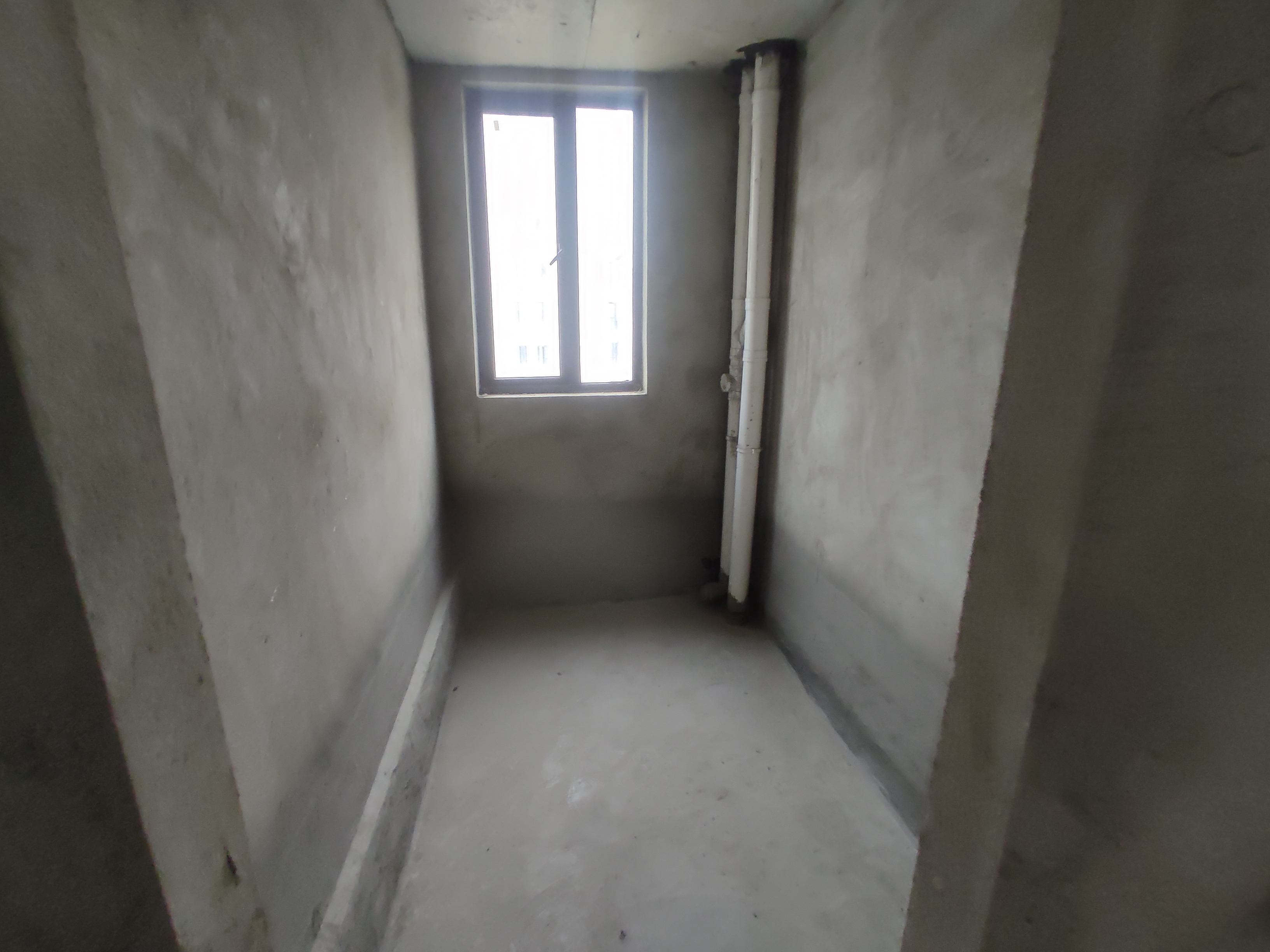 和平社区.毛坯三房带地下室.南北通透.看房方便