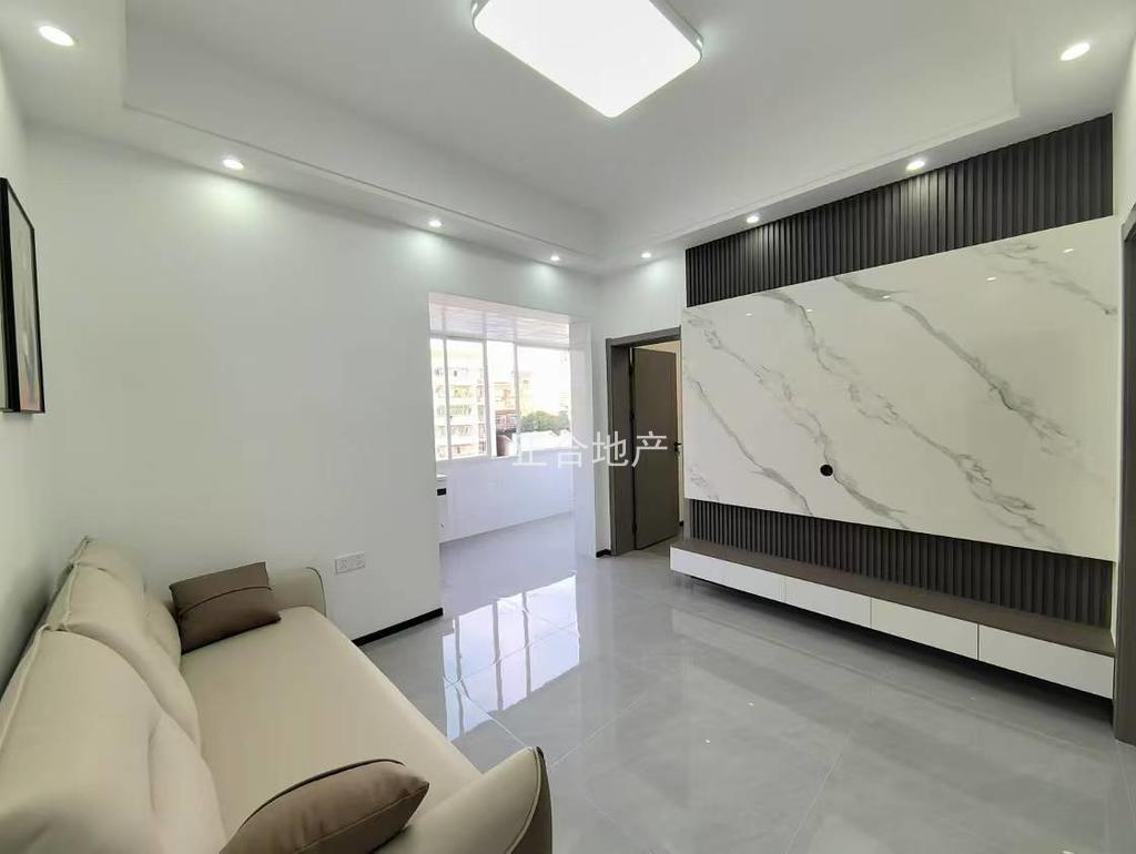 商城附近，仙源酒店旁，步梯中层，有证，全新装修，精装三房，南北通透