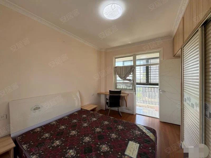 124，捡漏，一中对面，房东诚心出售，精装三房，单价4800，老证过户，满五