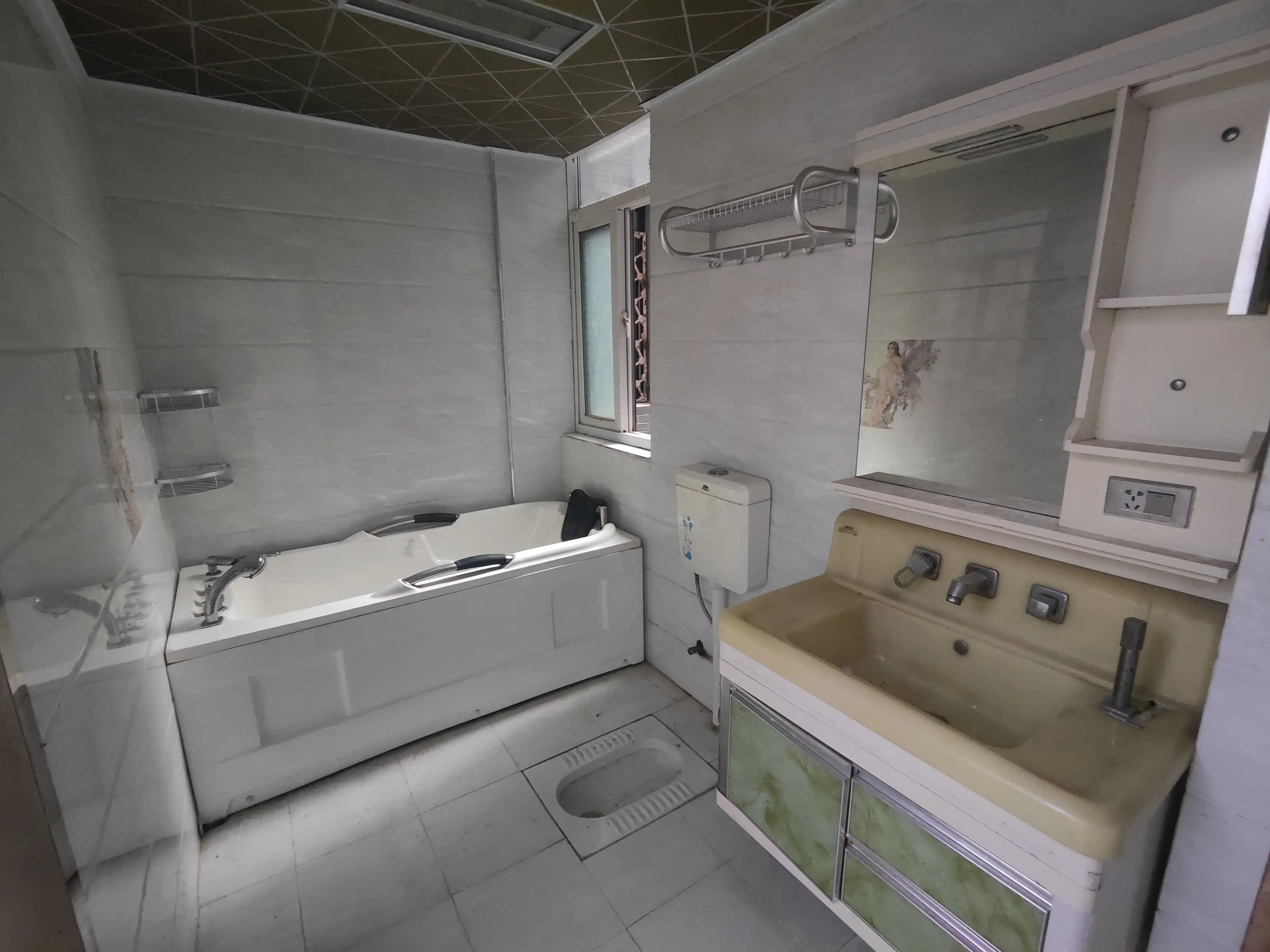 城南，带露台，步梯好楼层，星城国际和园公馆，精装三房，证满二