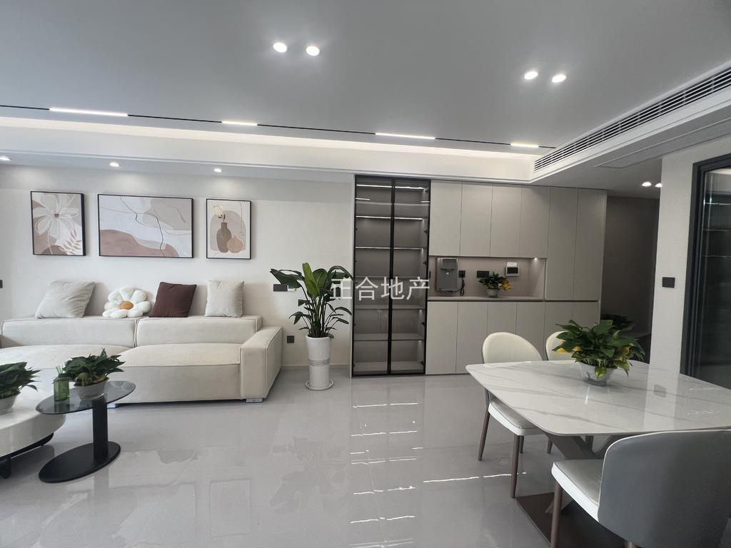 城南，御湖世家，精装三房二卫，电梯好楼层17楼，老证，证满二