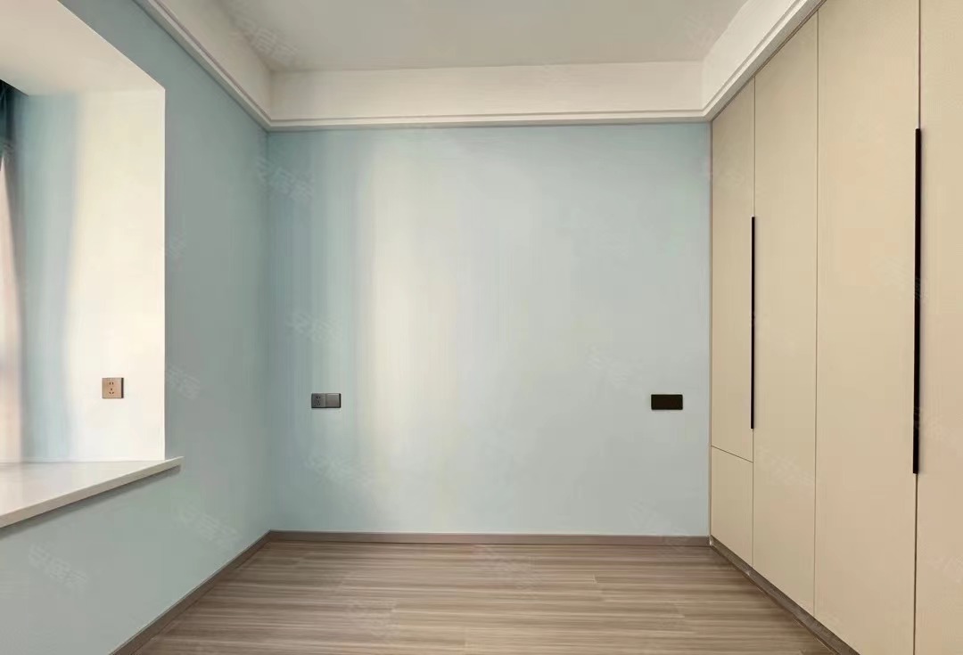 52，亏本急售，城南，全新精装三房，包车位包过户，中间楼层，三开间朝南