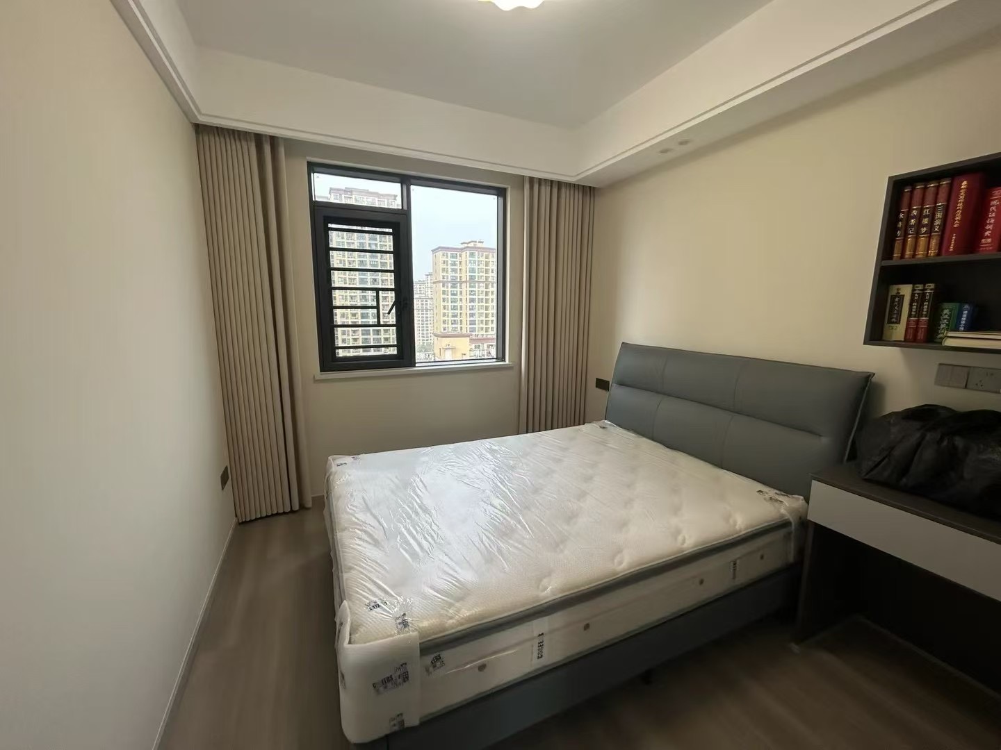 城南，新城壹号五期​，双湖景房，电梯好楼层15楼，精装三房，证满二，9.9成新，阳台直接看公园，全屋品牌