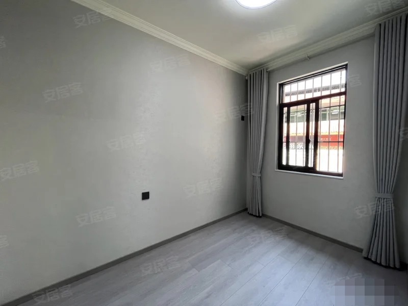 340，业主急售，三中附近，二楼，带大露台全新装修三房两厅，南北通透，拎包入住，