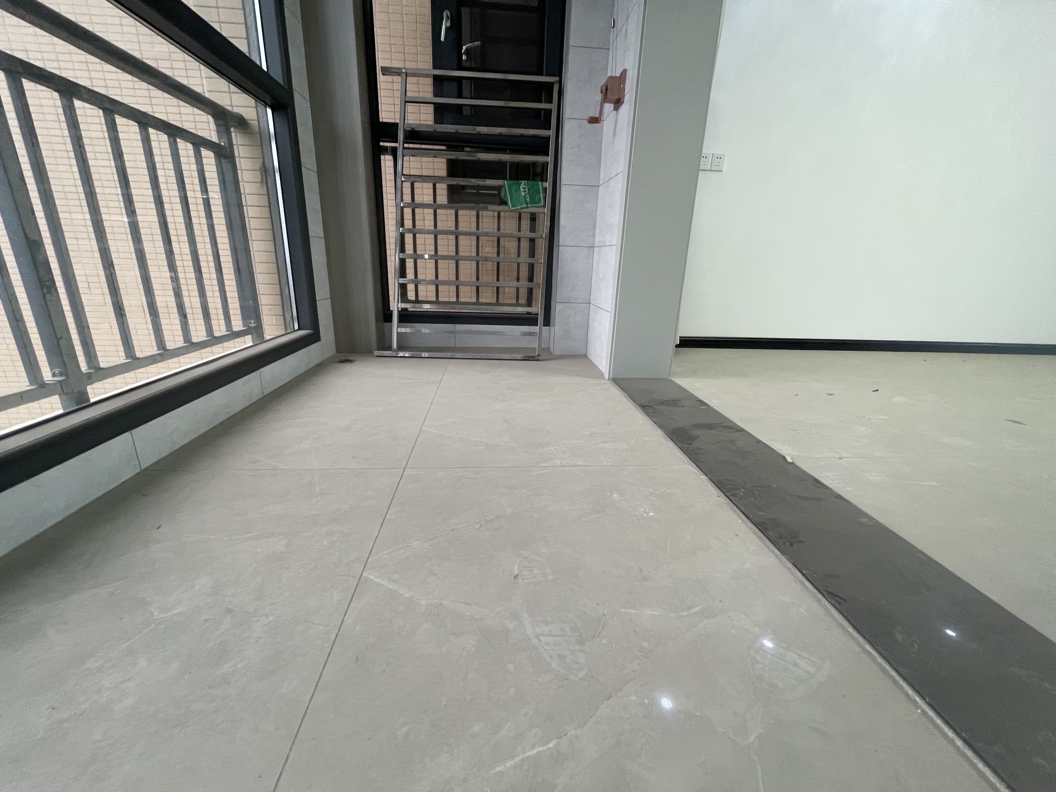 沔阳学府园.全新装修.南北双阳台.一天未住.业主外地置业.看房方便