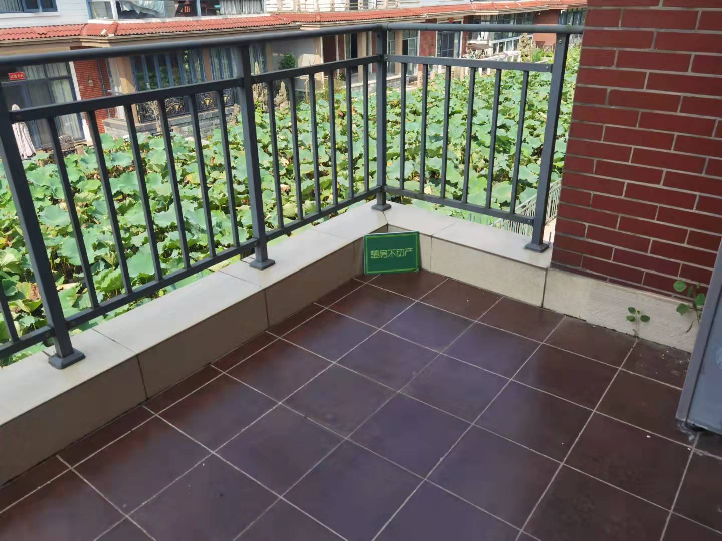 西郊庄园乡野别墅乡村花园壕装联排别墅，一线水景，装修花了100多，养花养草可钓鱼