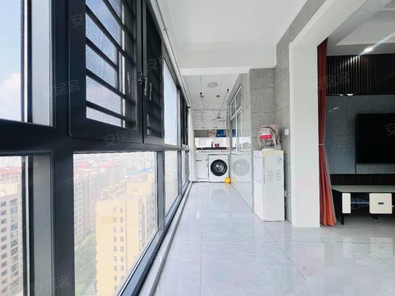 城西，锦绣江山三期，楼龄新、户型好，精装3房2卫，9.5成新，中间楼层，拎包直住！