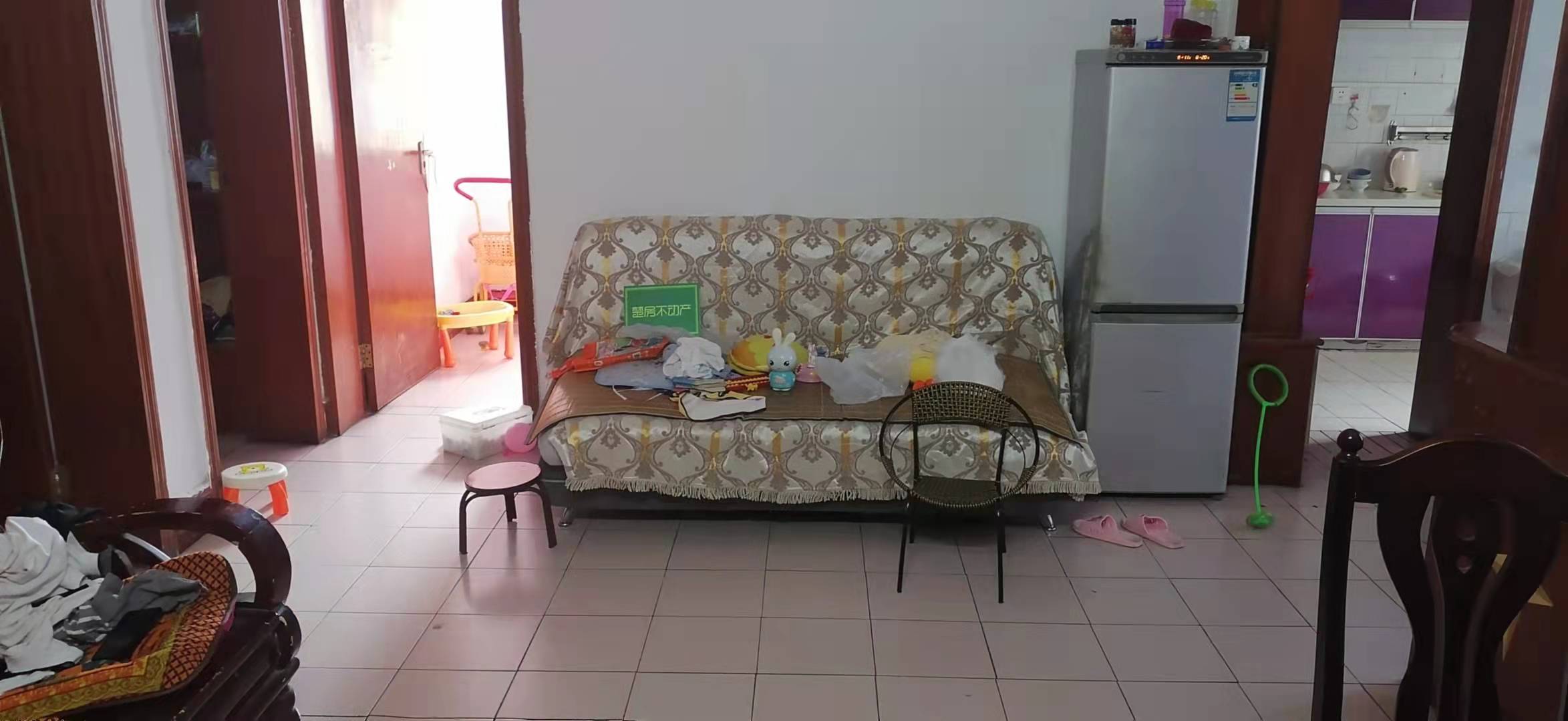 轻工小区步梯好楼层简装三房拎包入住，房东置换急售