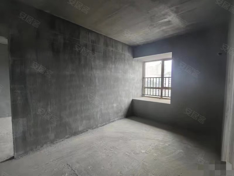 104，捡漏御湖世家，单价4000​，证件满二，户型方正，三开间朝南，视野采光无遮挡