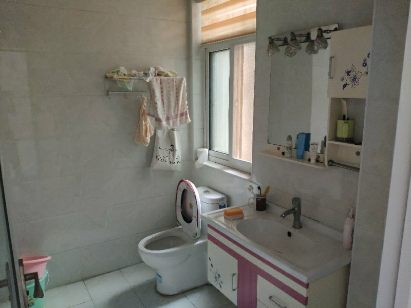 水云间精装修三房，南北通透采光好，紧邻江滩公园