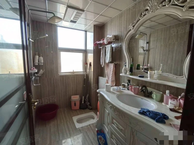 ？城南，元泰未来城A区，豪装三房，单嫁5子头，电梯好楼层，9成新，南北通透，证满二