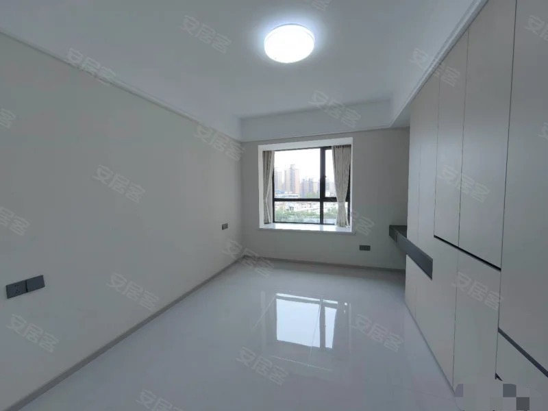 城南，电梯8楼，御湖世家，全新精装大三房，纯东边户，诚心出售