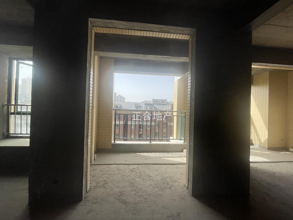 城南，新城壹号五期，电梯洋房，满两年，毛坯3室2厅2卫，南北通透