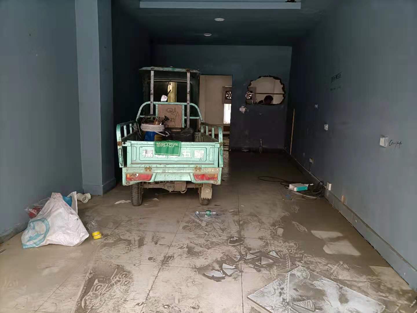 职院对面旺铺出售不动产证在手可分三间铺面低投入高 诚意出售后期费用低可按揭