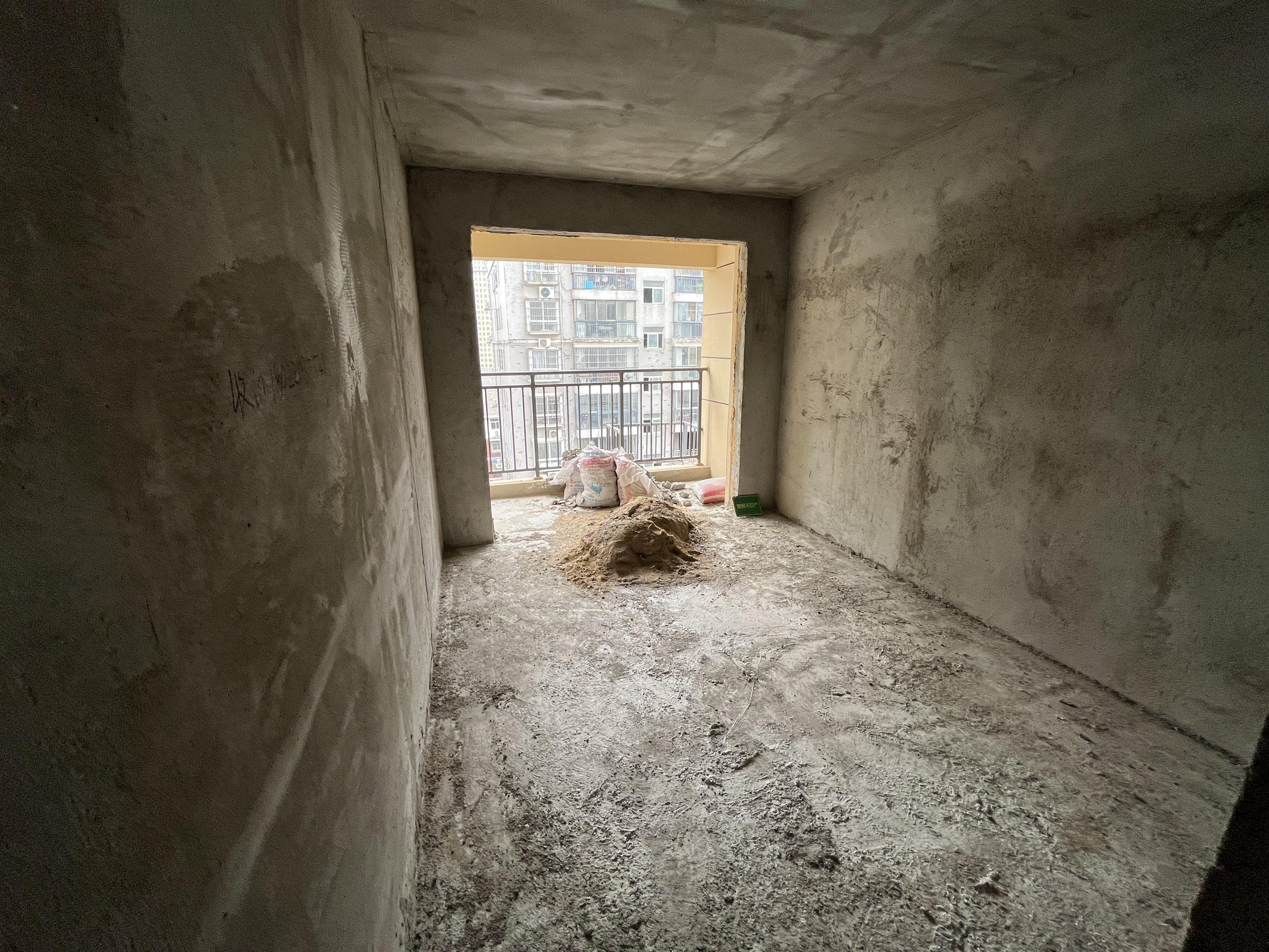 新城花园刘口菜场旁毛坯大三房南北通透中间楼层