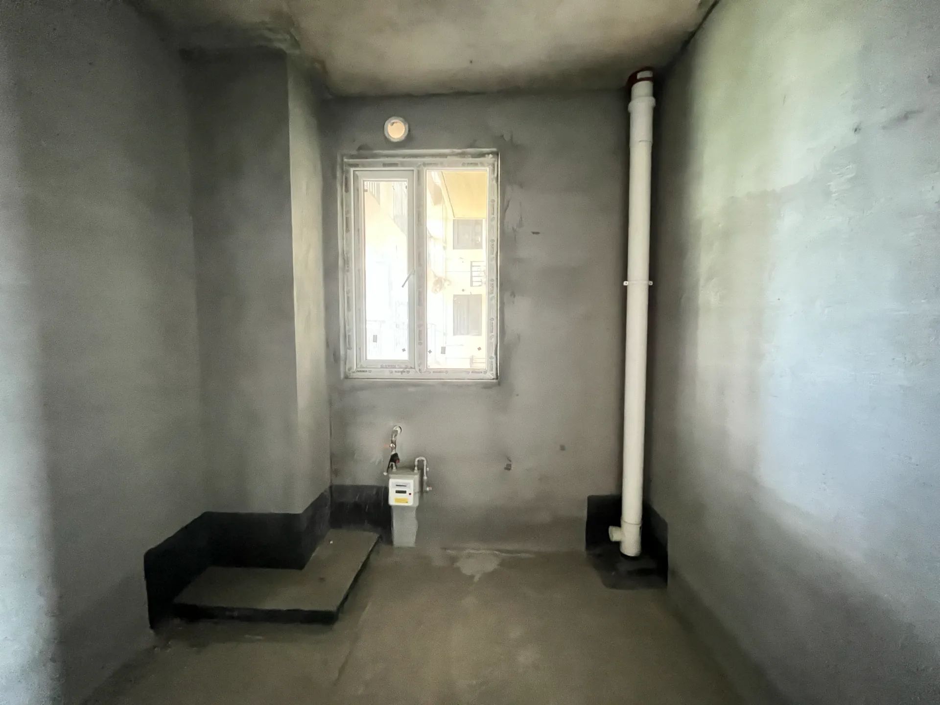 亏本出售，交投满庭春，单价2900，南北通透，毛坯三房，证满二