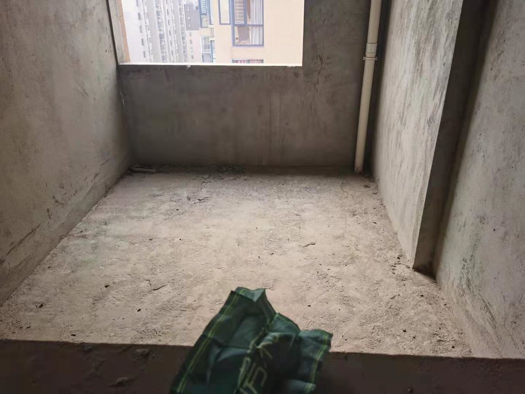 金域城邦毛坯小三房户型方正采光好