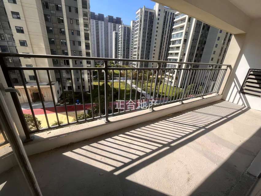 房东诚心出售，蓝天花园，电梯入户，边户，单价6400，双阳台，南北通透，好楼层