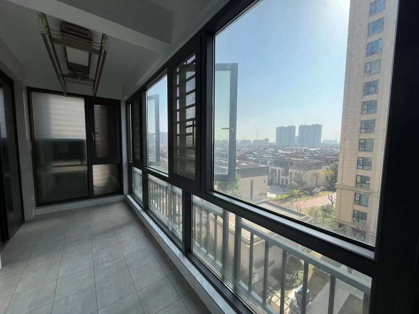 城西，祥生观澜府，江景精装大四房，东边户，送车位送储藏间，家具家电齐全拎包入住，4开头