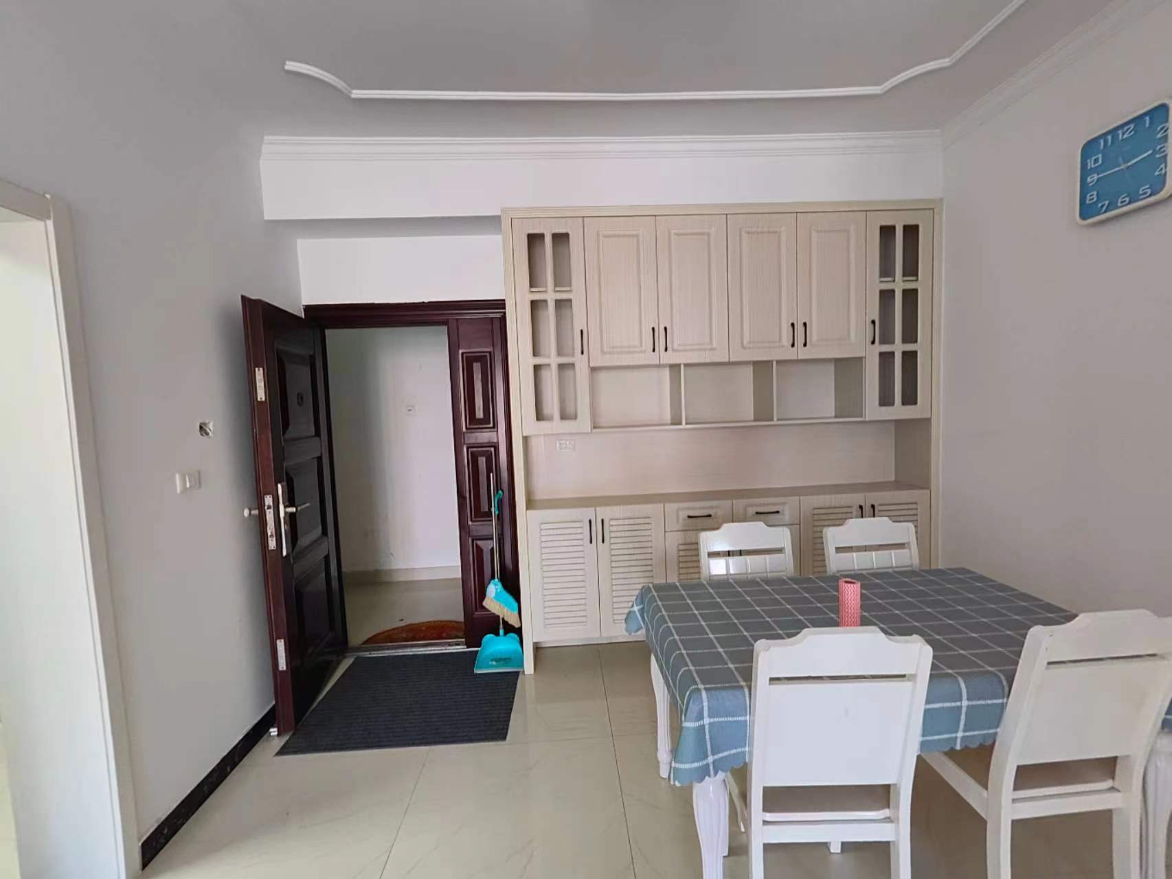 沃尔玛对面的南国明珠电梯精装大两房出租，家电齐全的很，房子保养的非常好，直接拎包入住