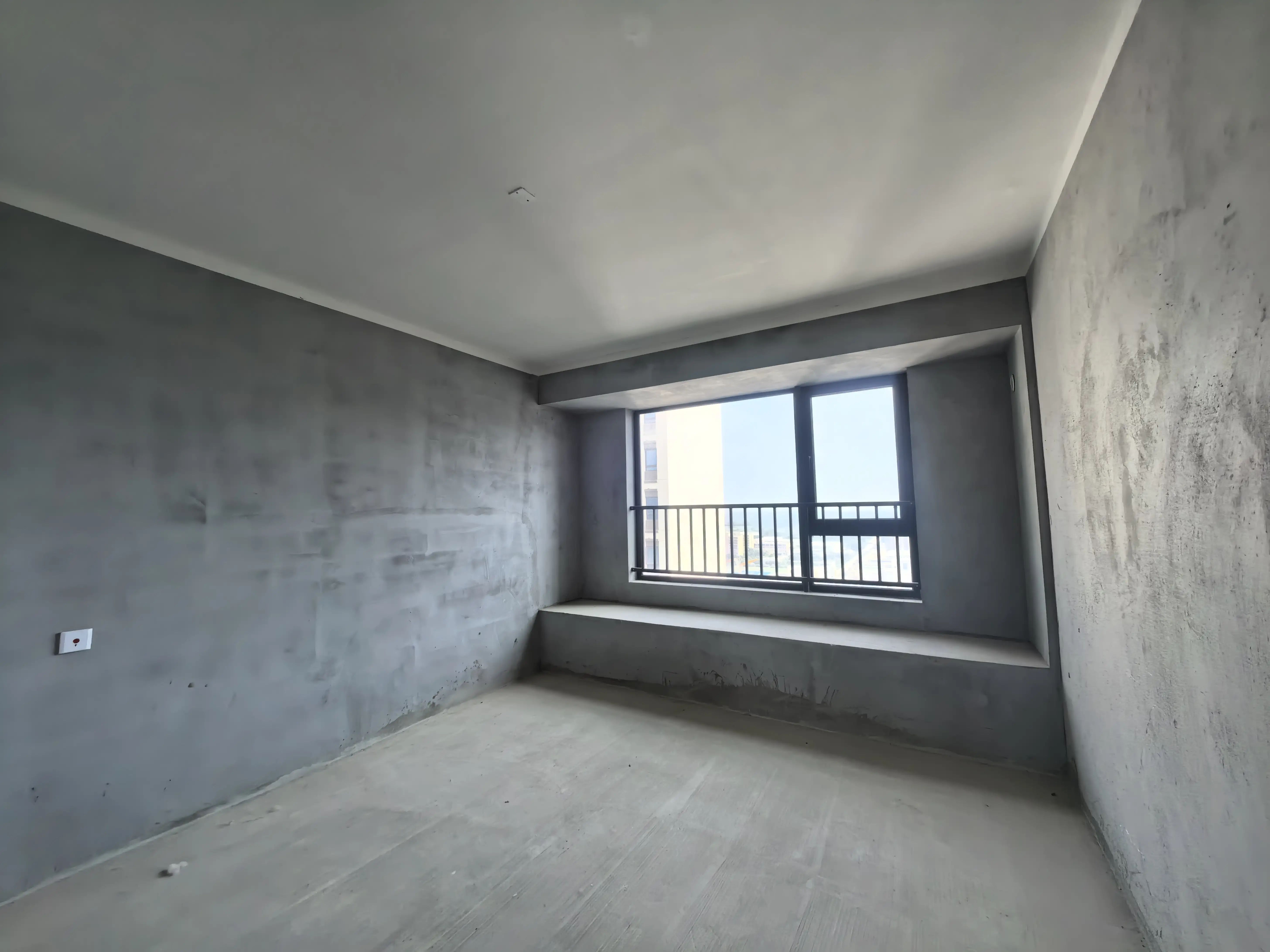 城南，吾悦陡降10万，现房毛坯四房，单价5670，送地下车位