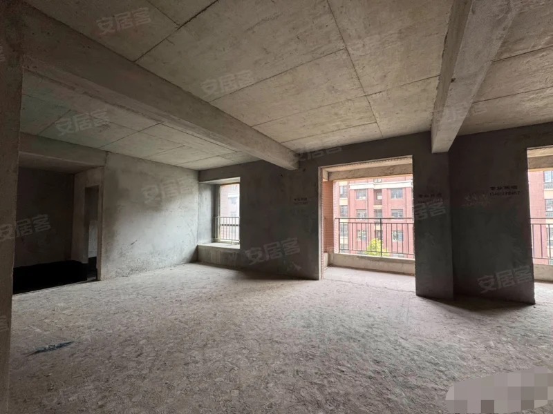 城南，新城一号五期，电梯洋房。中间楼层，四房二卫，全天采光，电梯入户，南北通透