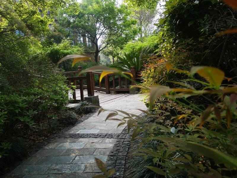 急售…绿地华庭天然氧吧，上下分层两户进出，产权面积254平米，使用面积315平米。