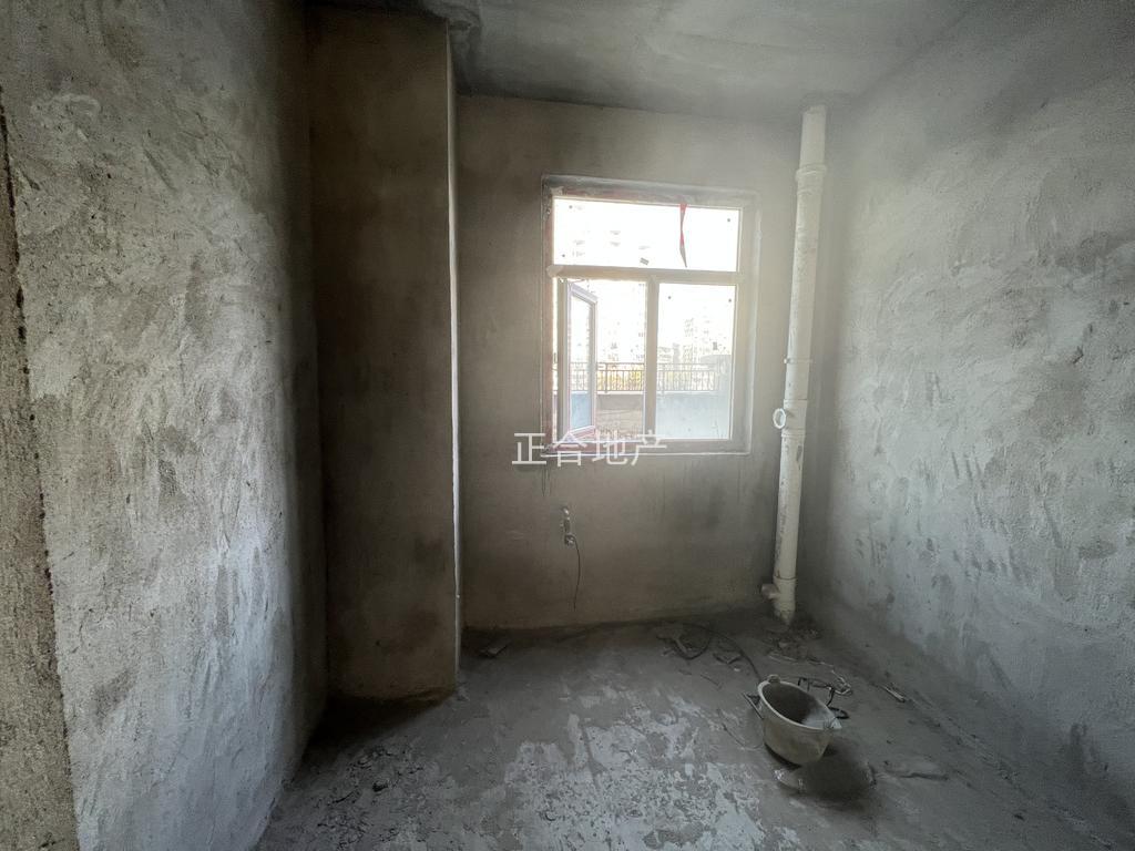 降价了，亏本出售，城南，沔阳公馆，毛坯三房，单价4500，带大平台，采光好，证满二，