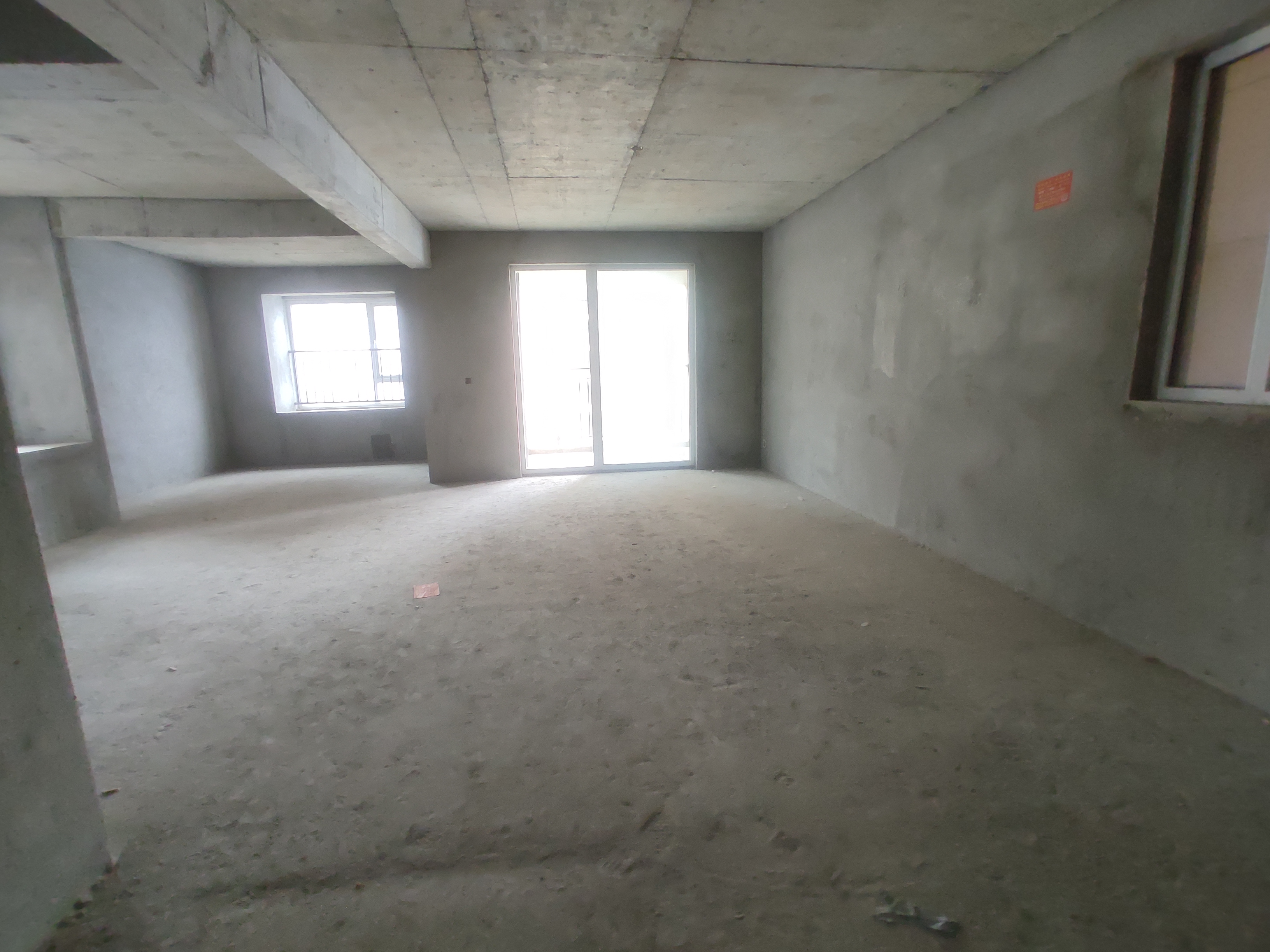 满庭春毛坯三房小区环境好.出行方便证件满二。看房约