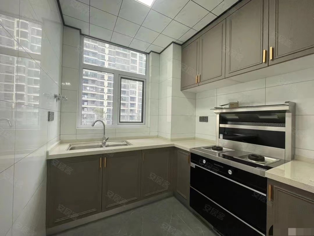 88，捡漏速度，风和日丽，一天未住，精装4房，单价只要5300，全屋中央空调，证满二，