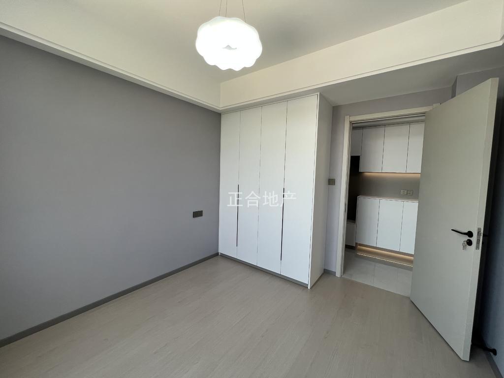 降价了，业主诚心出售，城西大盘，时代天骄，全新小高层，精装三房，一天未住，单价4900，证满二