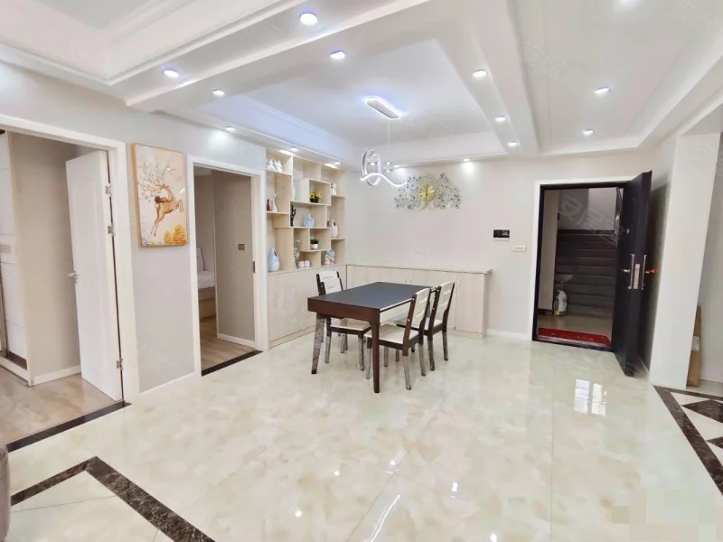 沔阳公园旁，新城壹号五期，电梯小高层，精装大三房，单价5400元，成色新，证件满二