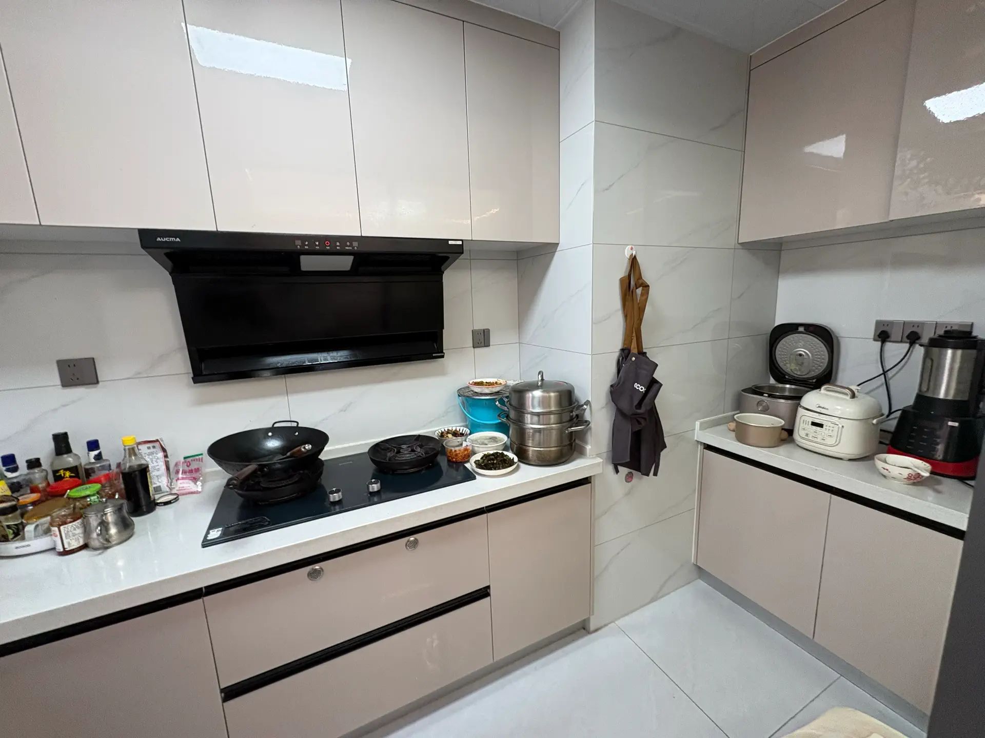 城南，蓝天花园，小高层，1梯1梯，精装三房，好楼层5楼，9成新，证满二