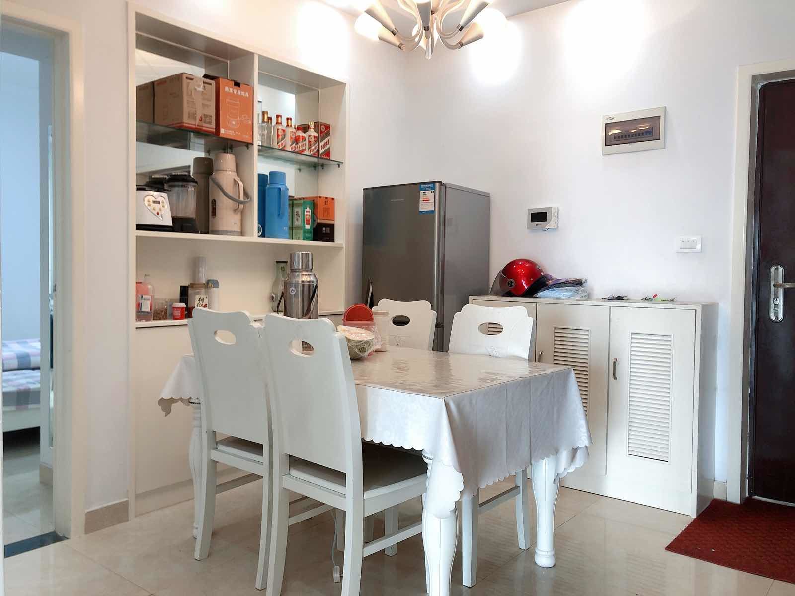 漫城林语，3室2厅1卫精装修保养完好优价出租拎包即住！