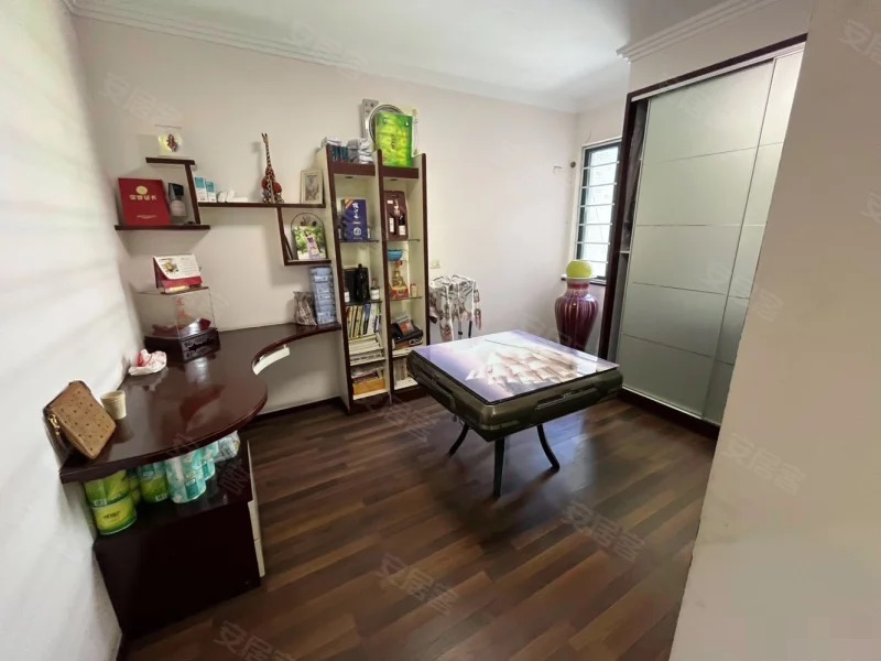 武商附近，步梯3楼，龄新，精装3房2卫，单价3000，成色新，南北通透