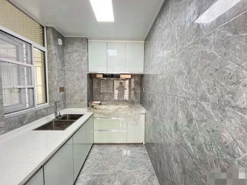 376，捡漏，亏本出，沔阳公馆，精装3房2厅2卫，单价5000，电梯10楼。证件满2年三开间朝南